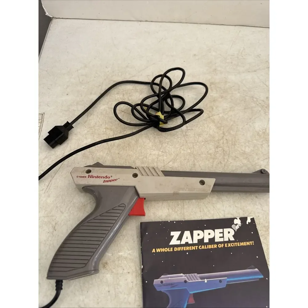 Nintendo NES Zapper Duck Hunt Light Gun Gray NES-005 1985 W/booklet
